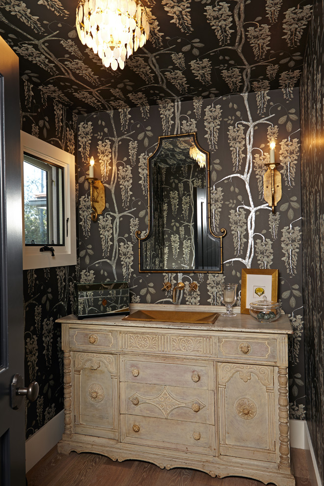 Klassische Gästetoilette mit verzierten Schränken, beigen Schränken, schwarzer Wandfarbe, dunklem Holzboden, braunem Boden und grauer Waschtischplatte in Los Angeles