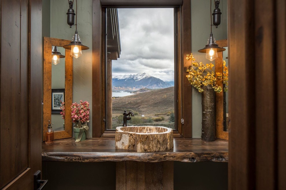 Urige Gästetoilette mit Aufsatzwaschbecken, Waschtisch aus Holz und brauner Waschtischplatte in Denver