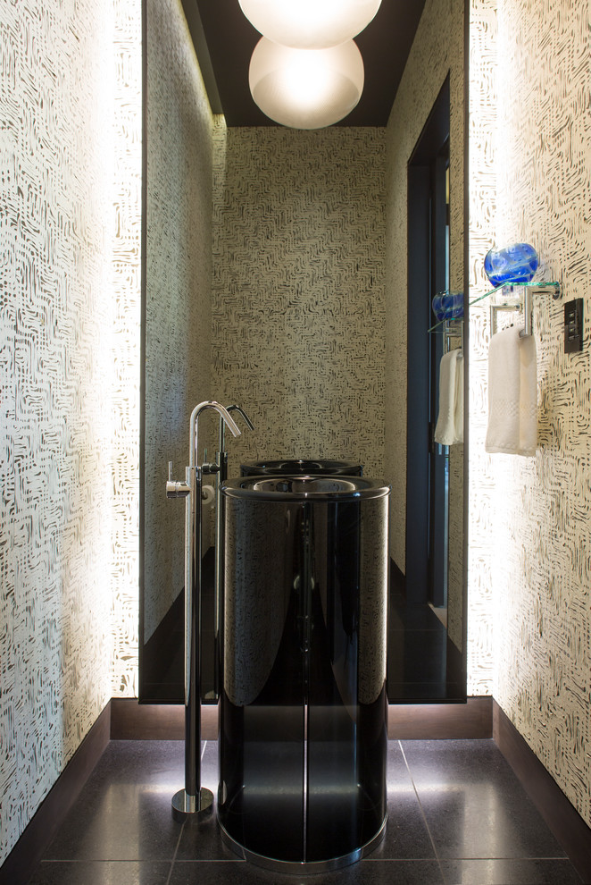 На фото: туалет в современном стиле с раковиной с пьедесталом и разноцветными стенами