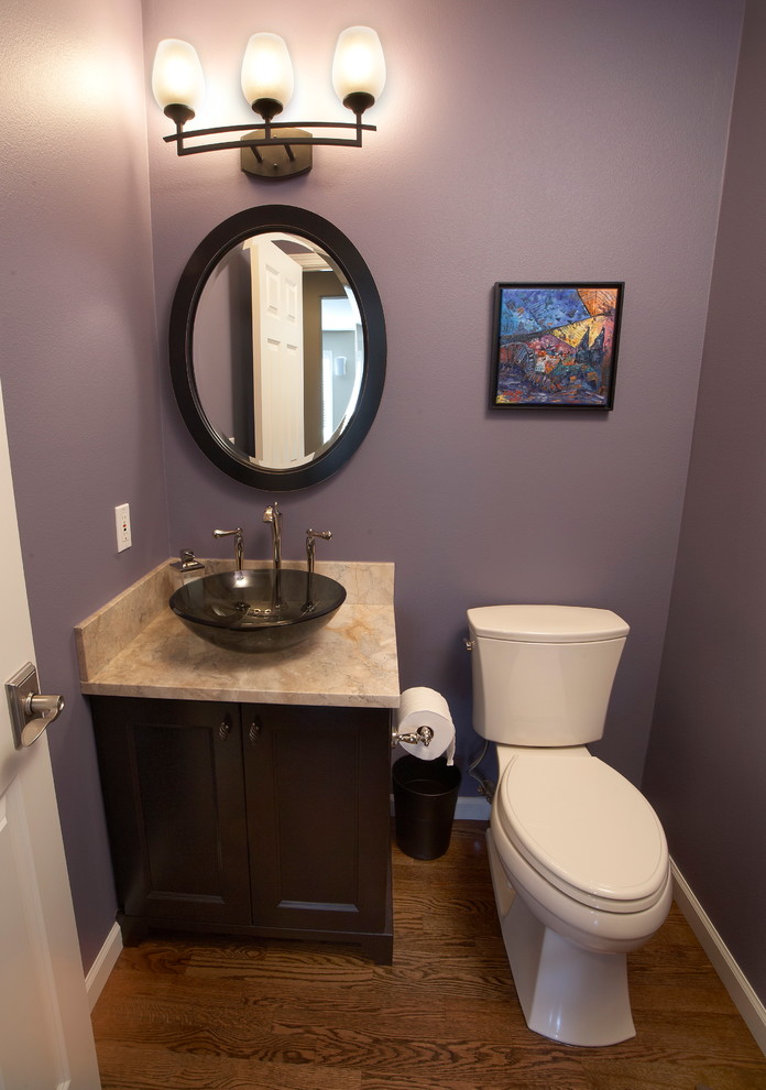 Cette image montre un WC et toilettes design en bois foncé avec une vasque, un plan de toilette en granite et WC séparés.