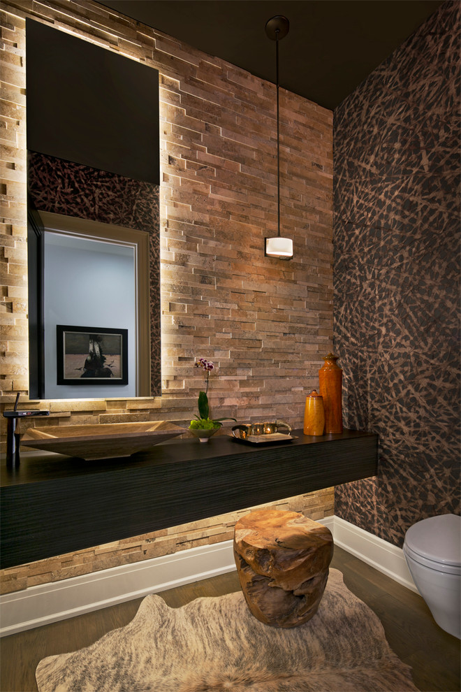 Exemple d'un WC suspendu tendance de taille moyenne avec une vasque, un carrelage gris, un carrelage de pierre et un sol en bois brun.