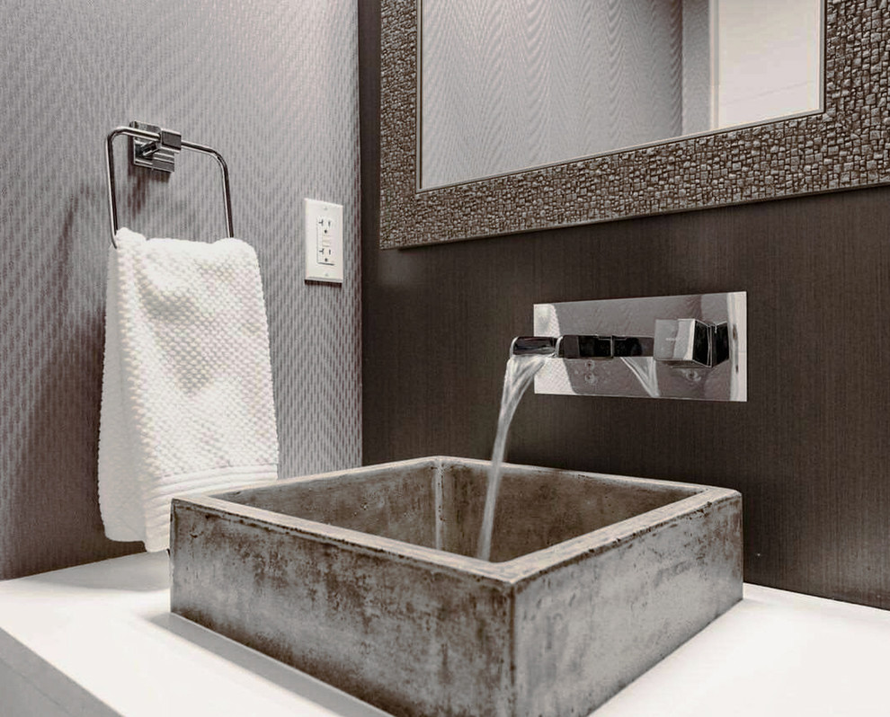 Kleine Moderne Gästetoilette mit flächenbündigen Schrankfronten, weißen Schränken, Toilette mit Aufsatzspülkasten, grauer Wandfarbe, Betonboden, Aufsatzwaschbecken, Quarzit-Waschtisch, grauem Boden und weißer Waschtischplatte in Vancouver