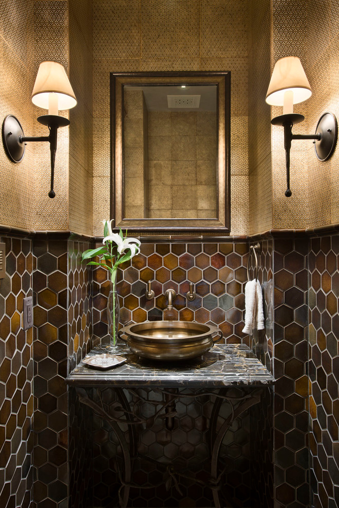 他の地域にあるラスティックスタイルのおしゃれなトイレ・洗面所 (ベッセル式洗面器、グレーの洗面カウンター) の写真