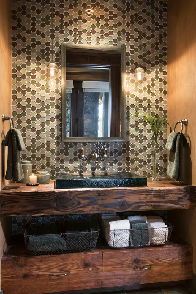 Urige Gästetoilette mit Aufsatzwaschbecken, Waschtisch aus Holz und brauner Waschtischplatte in Sonstige