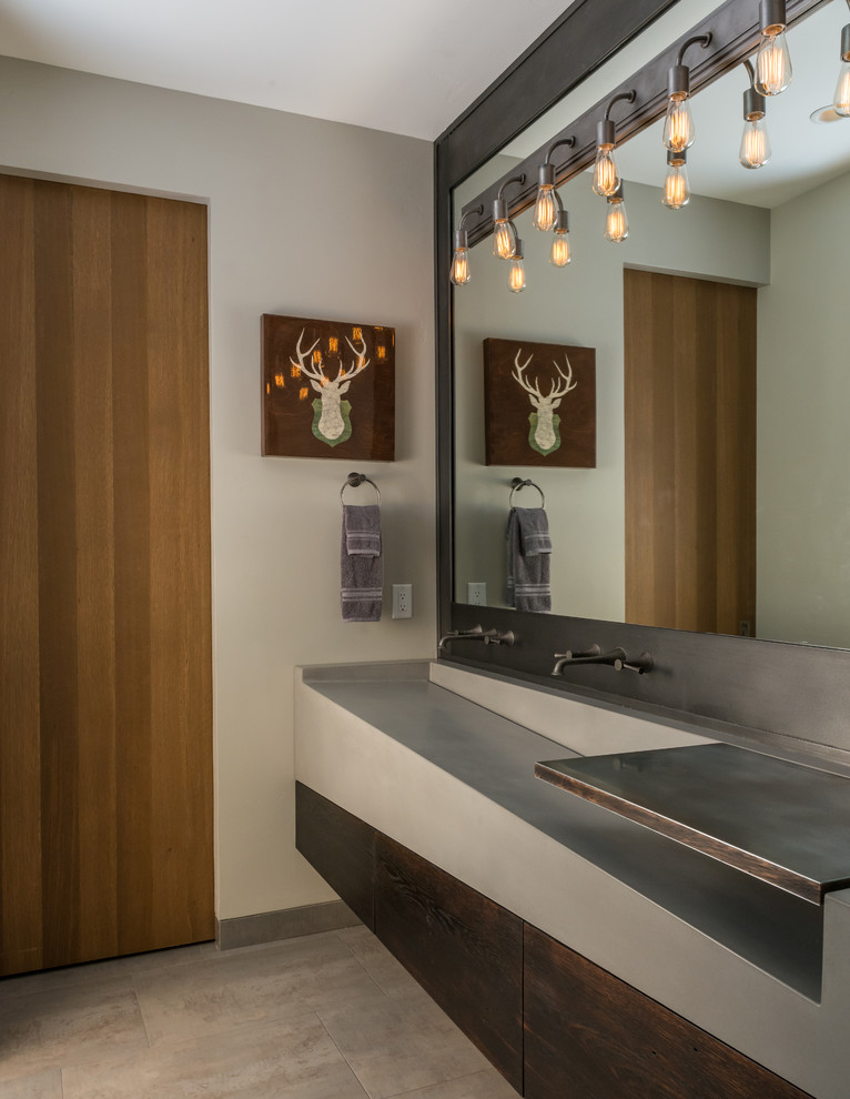 Moderne Gästetoilette mit flächenbündigen Schrankfronten, dunklen Holzschränken, grauer Wandfarbe und Trogwaschbecken in Sonstige