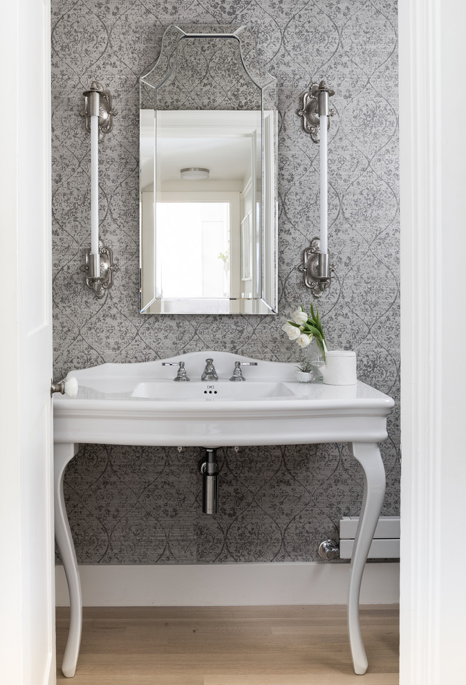 На фото: туалет в стиле неоклассика (современная классика) с серыми стенами, светлым паркетным полом, консольной раковиной и бежевым полом с