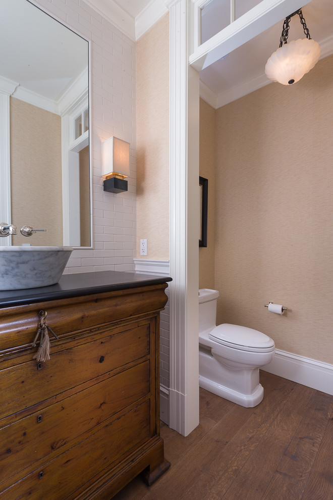 Réalisation d'un WC et toilettes marin en bois brun avec une vasque, un placard en trompe-l'oeil, WC à poser, un carrelage blanc, un mur beige et un sol en bois brun.