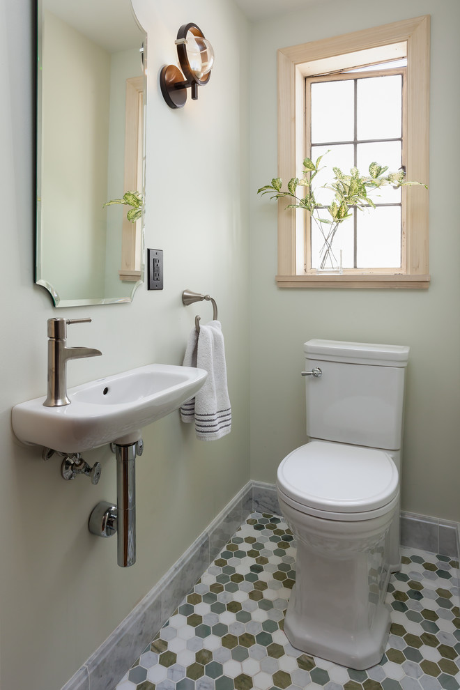 Стильный дизайн: маленький туалет в стиле неоклассика (современная классика) с раздельным унитазом, зелеными стенами, мраморным полом, подвесной раковиной и разноцветным полом для на участке и в саду - последний тренд