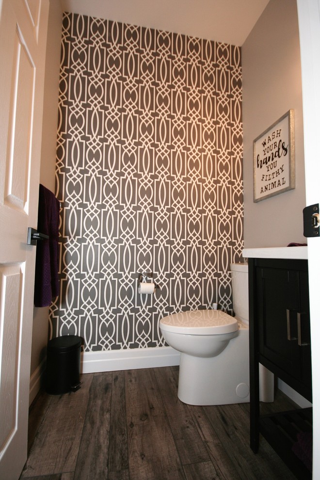Inspiration för moderna toaletter, med svarta skåp, grå väggar och vinylgolv