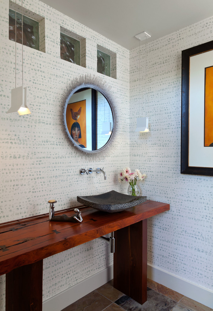 Inspiration för mellanstora moderna brunt toaletter, med flerfärgade väggar, ett fristående handfat, träbänkskiva, flerfärgat golv och skiffergolv