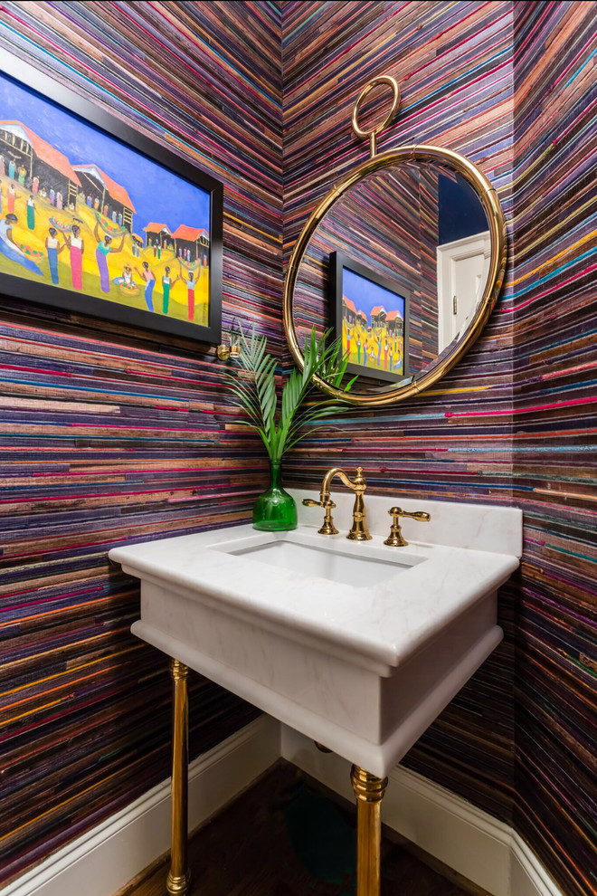 Foto på ett vintage toalett, med flerfärgade väggar och ett fristående handfat