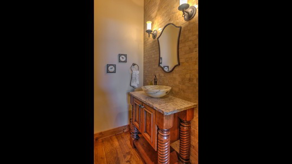 Mittelgroße Urige Gästetoilette mit verzierten Schränken, hellbraunen Holzschränken, beiger Wandfarbe, braunem Holzboden, Aufsatzwaschbecken und Granit-Waschbecken/Waschtisch in Denver