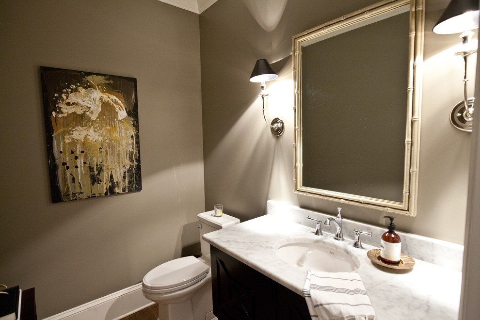 Inspiration för mellanstora klassiska toaletter, med möbel-liknande, svarta skåp, en toalettstol med separat cisternkåpa, gröna väggar, mellanmörkt trägolv, ett undermonterad handfat och marmorbänkskiva