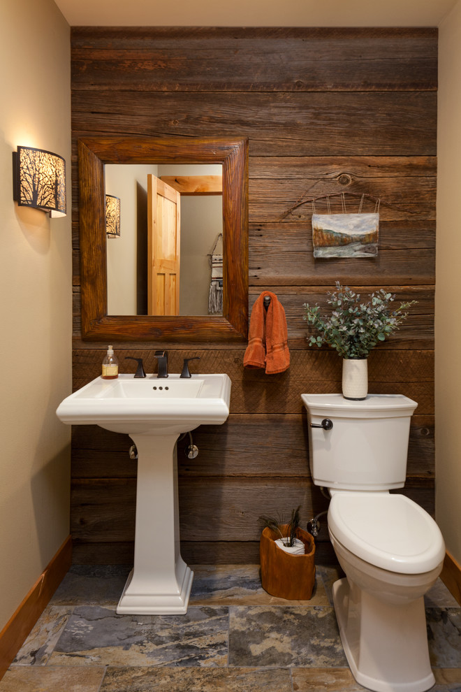 Esempio di un piccolo bagno di servizio country con WC a due pezzi, pareti beige, pavimento in gres porcellanato, lavabo a colonna e pavimento grigio