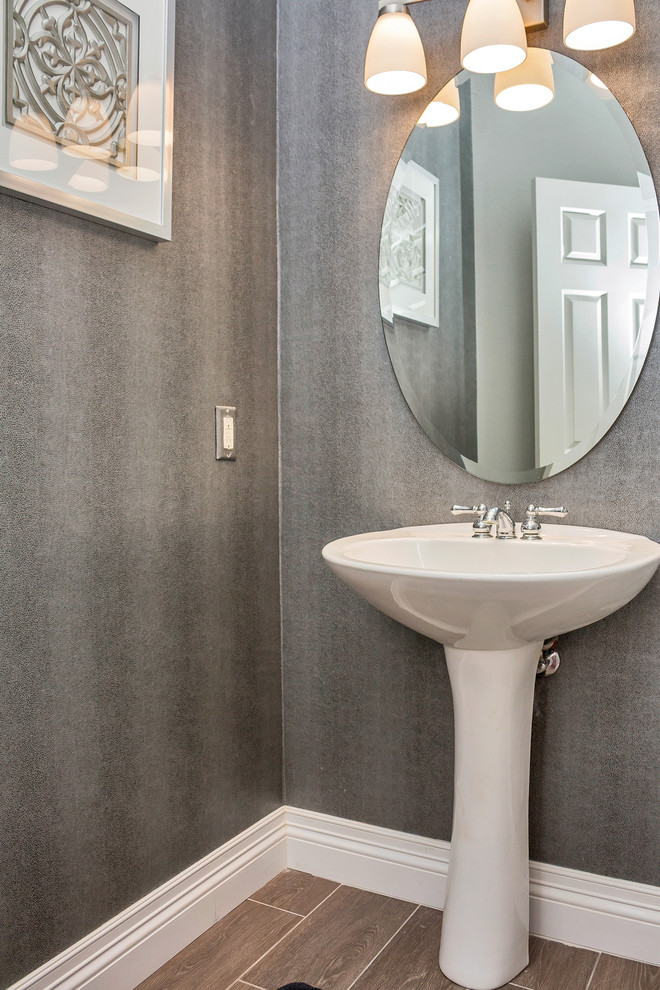 Idéer för ett litet modernt toalett, med grå väggar, klinkergolv i keramik och ett piedestal handfat