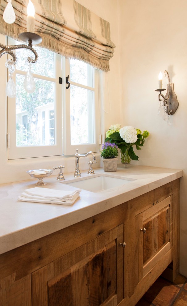 Immagine di un bagno di servizio chic con consolle stile comò, piastrelle in terracotta, pareti bianche, pavimento in terracotta, lavabo sottopiano e piastrelle beige