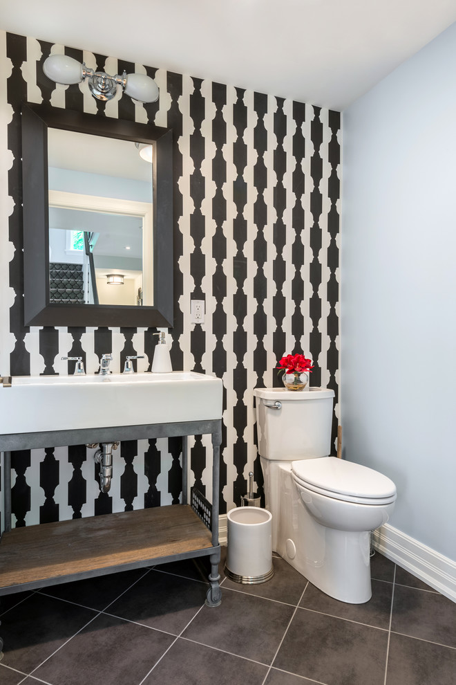 Cette image montre un WC et toilettes design en bois clair de taille moyenne avec un placard sans porte, WC séparés, un carrelage gris, un mur bleu, un sol en carrelage de céramique et une grande vasque.