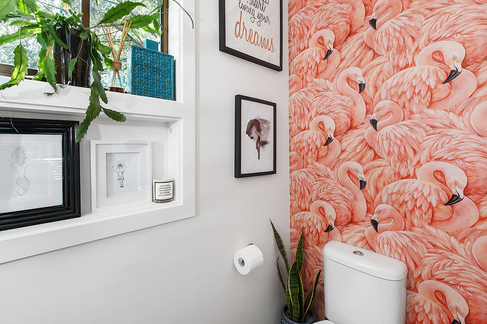 Kleine Stilmix Gästetoilette mit Toilette mit Aufsatzspülkasten, hellem Holzboden, weißem Boden, weißen Fliesen, Keramikfliesen, weißer Wandfarbe, Aufsatzwaschbecken und Waschtisch aus Holz in Melbourne