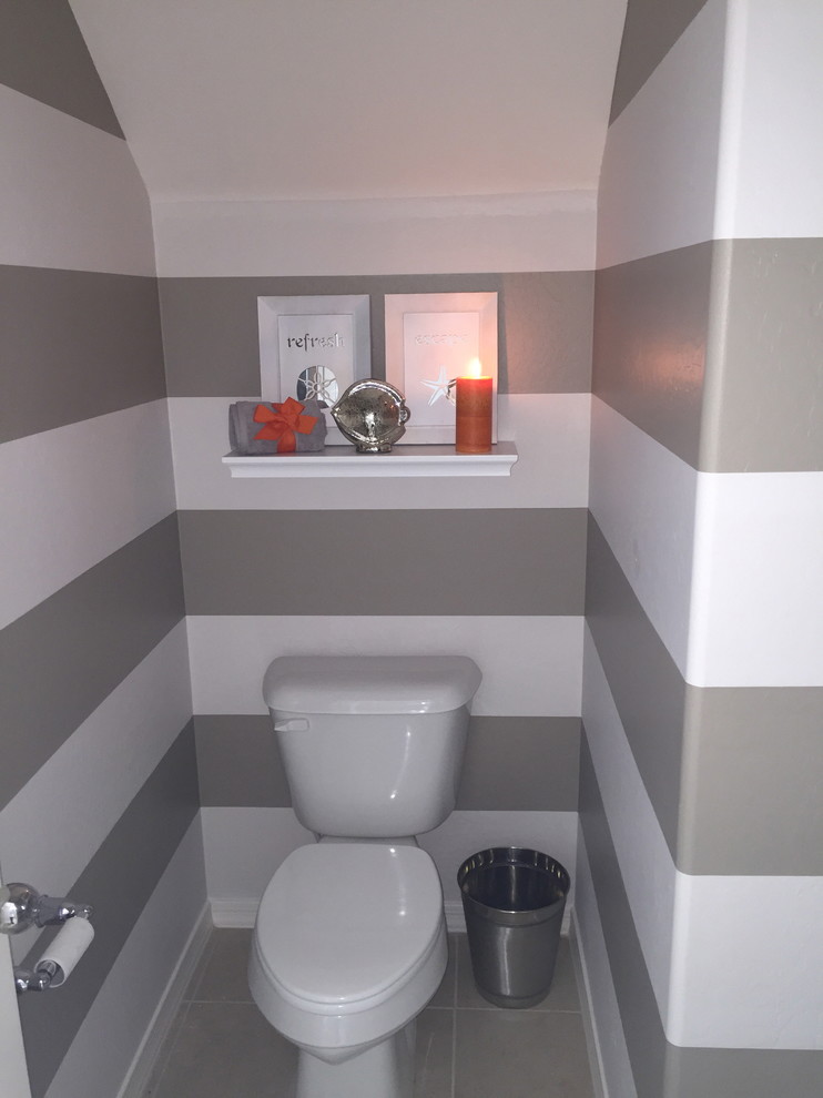 Kleine Klassische Gästetoilette mit Wandtoilette mit Spülkasten und bunten Wänden in Phoenix