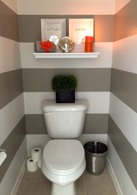 На фото: маленький туалет в стиле неоклассика (современная классика) с раздельным унитазом, разноцветными стенами и полом из керамической плитки для на участке и в саду с