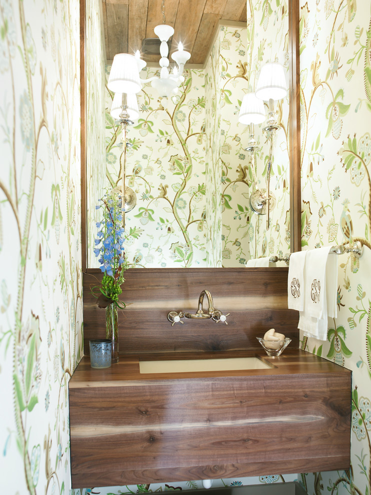 Ispirazione per un piccolo bagno di servizio design con top in legno, ante lisce, ante in legno bruno, pareti multicolore, lavabo sottopiano e top marrone