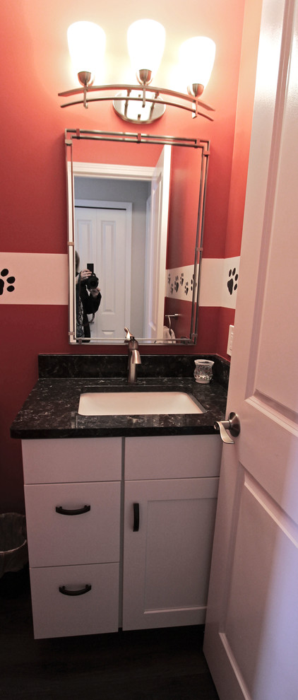 Kleine Klassische Gästetoilette mit flächenbündigen Schrankfronten, weißen Schränken, roten Fliesen, Quarzwerkstein-Waschtisch und schwarzer Waschtischplatte in Cleveland