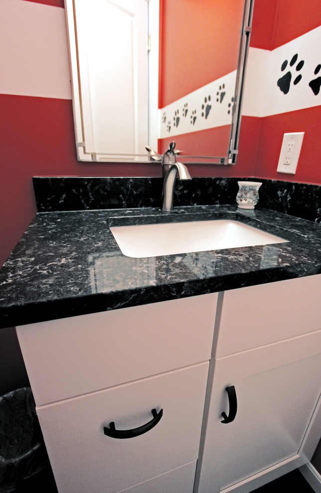 Foto di un piccolo bagno di servizio tradizionale con ante lisce, ante bianche, piastrelle rosse, top in quarzo composito e top nero