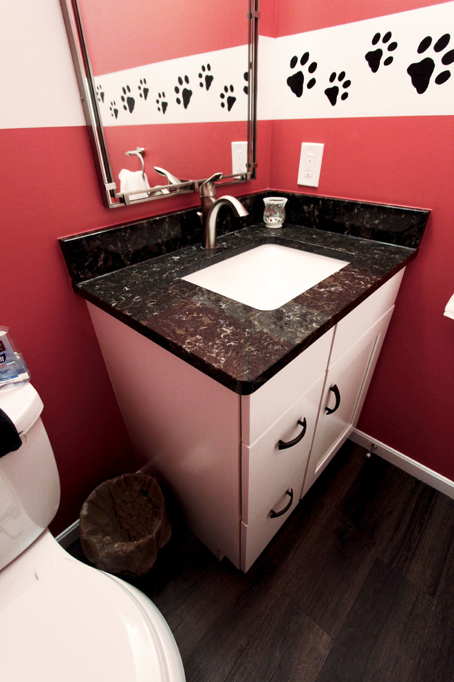 Idee per un piccolo bagno di servizio tradizionale con ante lisce, ante bianche, piastrelle rosse, top in quarzo composito e top nero