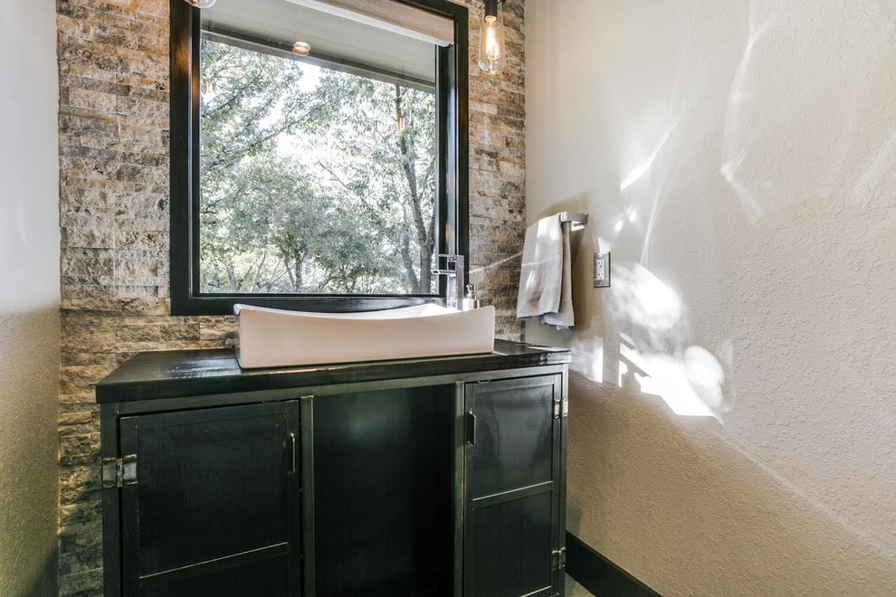 Foto på ett mellanstort funkis toalett, med möbel-liknande, svarta skåp, beige kakel, brun kakel, stenkakel, beige väggar, ett fristående handfat och träbänkskiva