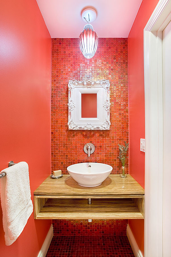 Kleine Moderne Gästetoilette mit offenen Schränken, hellbraunen Holzschränken, roten Fliesen, Mosaikfliesen, roter Wandfarbe, Mosaik-Bodenfliesen, Aufsatzwaschbecken, Waschtisch aus Holz, rotem Boden, brauner Waschtischplatte und eingebautem Waschtisch in San Francisco