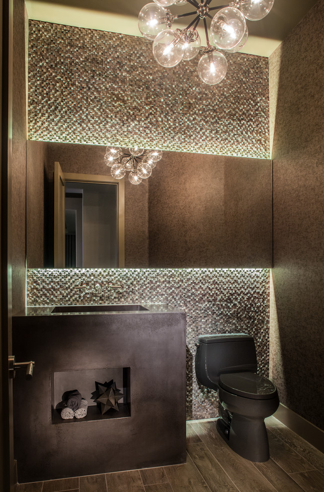 Mittelgroße Moderne Gästetoilette mit Toilette mit Aufsatzspülkasten, farbigen Fliesen, Mosaikfliesen, brauner Wandfarbe, Porzellan-Bodenfliesen und integriertem Waschbecken in Las Vegas