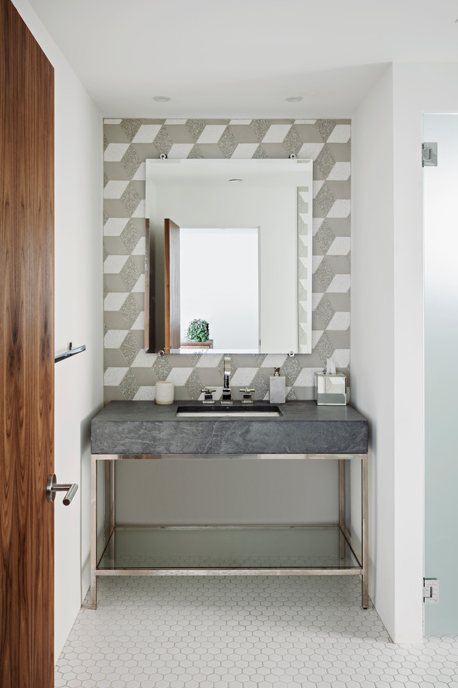 Cette image montre un WC et toilettes minimaliste avec un placard sans porte, des carreaux de porcelaine, un sol en carrelage de terre cuite, un lavabo encastré, un plan de toilette en granite et un sol blanc.