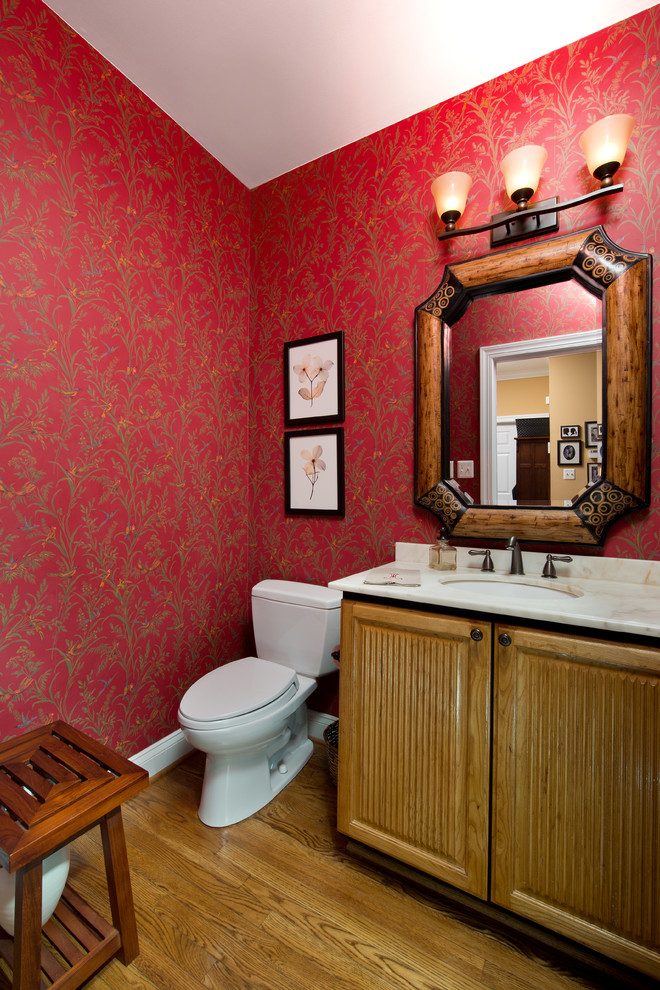 Réalisation d'un WC et toilettes tradition en bois clair avec un lavabo encastré.