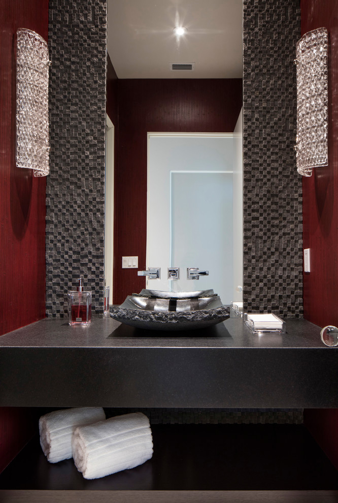 Cette image montre un grand WC et toilettes minimaliste avec un carrelage marron, un mur rouge, un sol en carrelage de porcelaine, une vasque et un plan de toilette en quartz modifié.