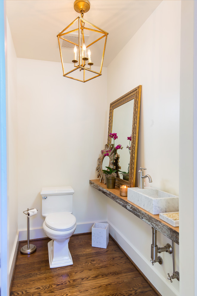 Idées déco pour un petit WC et toilettes campagne en bois foncé avec un placard sans porte, WC séparés, un carrelage gris, un mur blanc, un sol en bois brun, une vasque, un plan de toilette en bois, un sol marron et un plan de toilette marron.