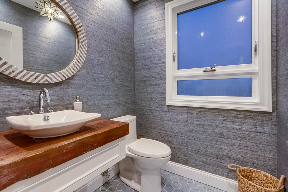 Kleine Moderne Gästetoilette mit verzierten Schränken, weißen Schränken, Toilette mit Aufsatzspülkasten, grauer Wandfarbe, Mosaik-Bodenfliesen, Aufsatzwaschbecken, Waschtisch aus Holz und brauner Waschtischplatte in San Diego