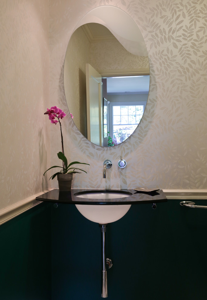 Immagine di un bagno di servizio contemporaneo di medie dimensioni con pareti multicolore, top in superficie solida e lavabo sospeso