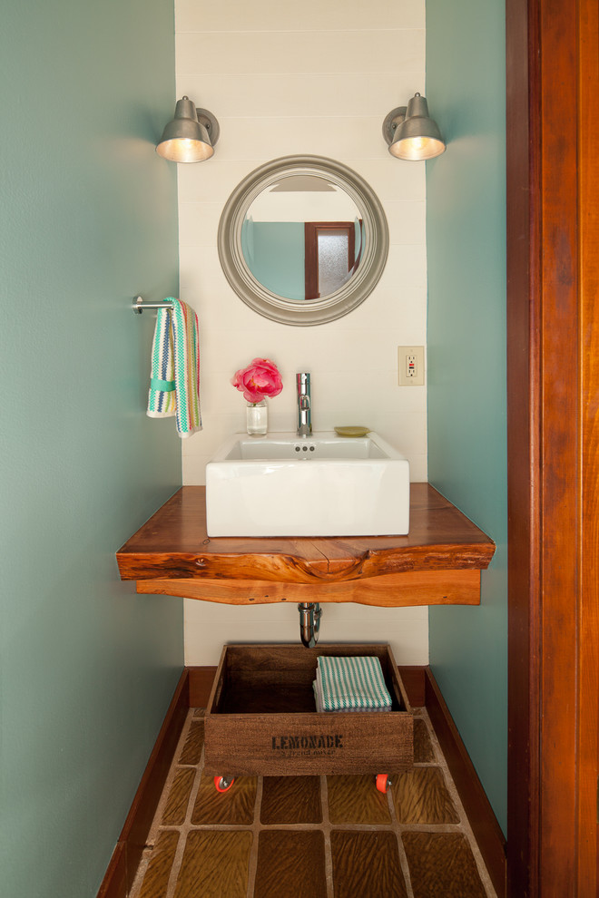 Kleine Urige Gästetoilette mit weißer Wandfarbe, braunem Boden, Porzellan-Bodenfliesen, Aufsatzwaschbecken, Waschtisch aus Holz und brauner Waschtischplatte in San Francisco