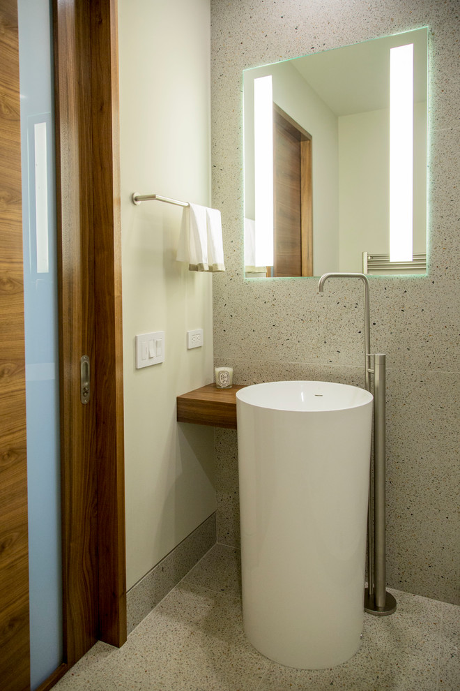 Imagen de aseo contemporáneo con lavabo con pedestal y baldosas y/o azulejos grises