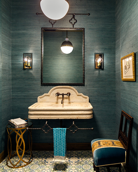 Пример оригинального дизайна: туалет в стиле неоклассика (современная классика) с раковиной с пьедесталом и полом из цементной плитки