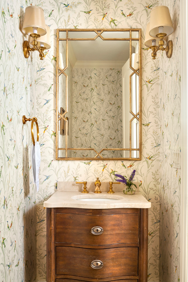 Exempel på ett klassiskt beige beige toalett, med möbel-liknande, skåp i mellenmörkt trä, flerfärgade väggar och ett undermonterad handfat