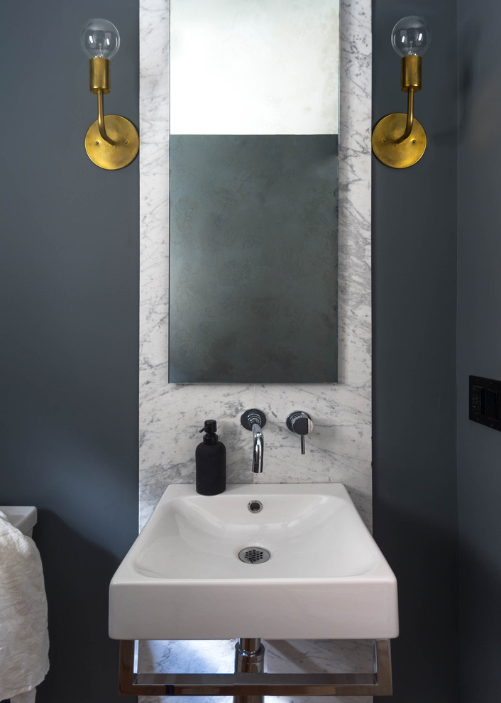 Modelo de aseo clásico renovado con lavabo suspendido, paredes grises y baldosas y/o azulejos blancos