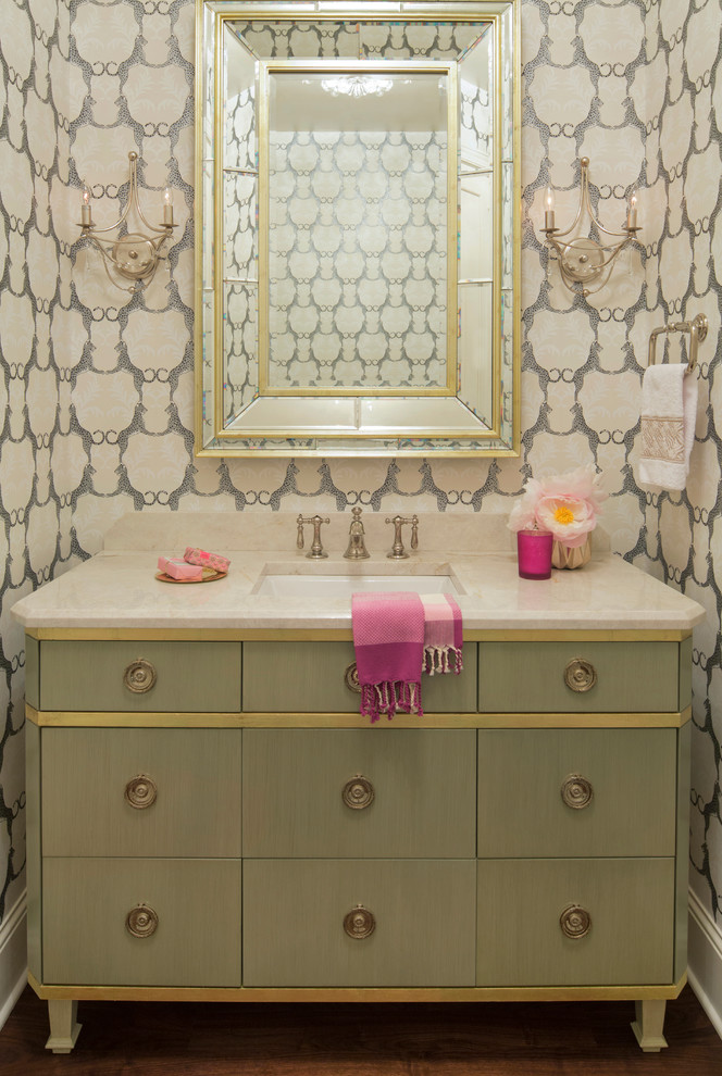 Foto di un bagno di servizio tradizionale con consolle stile comò, pavimento in legno massello medio, lavabo sottopiano, top in superficie solida e pareti multicolore