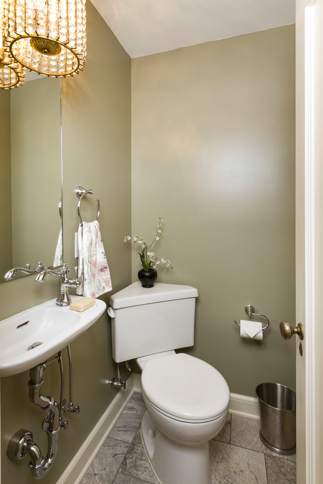 Foto de aseo tradicional pequeño con sanitario de dos piezas, paredes verdes, lavabo suspendido y suelo gris