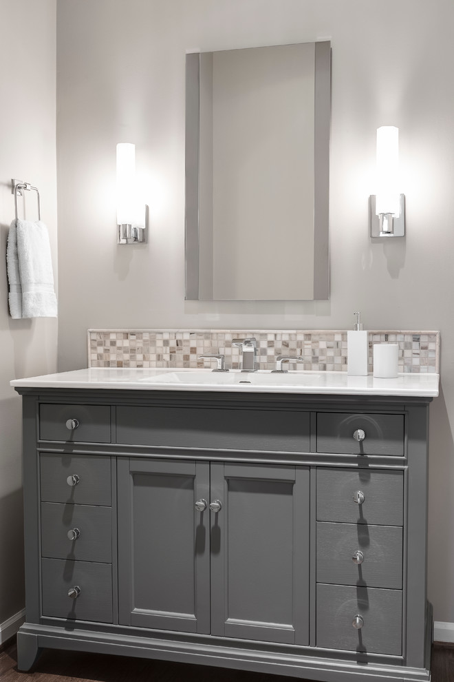 Idéer för att renovera ett mellanstort vintage vit vitt toalett, med luckor med infälld panel, grå skåp, grå kakel, mosaik, grå väggar och mörkt trägolv
