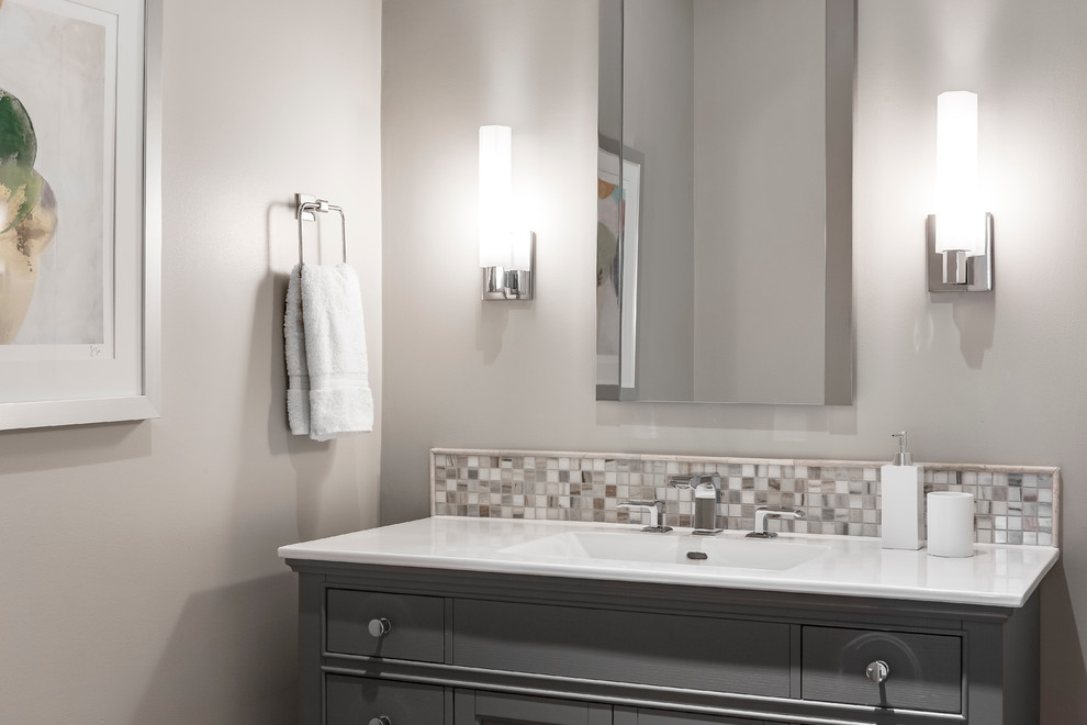 Пример оригинального дизайна: туалет среднего размера с серыми фасадами, серой плиткой, плиткой мозаикой, серыми стенами и столешницей из искусственного камня