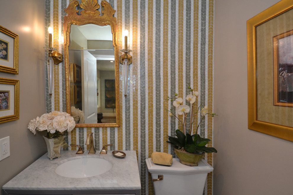 На фото: туалет среднего размера в классическом стиле с серыми фасадами, раздельным унитазом, серой плиткой, белой плиткой, желтой плиткой, плиткой мозаикой, серыми стенами, врезной раковиной, мраморной столешницей и белой столешницей