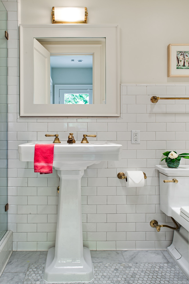 Klassische Gästetoilette mit Toilette mit Aufsatzspülkasten, weißen Fliesen, Keramikfliesen, weißer Wandfarbe, Keramikboden, Sockelwaschbecken und weißem Boden in Houston