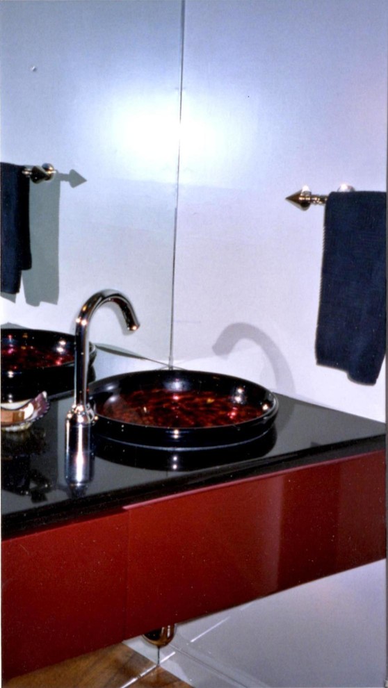 Foto di un piccolo bagno di servizio moderno