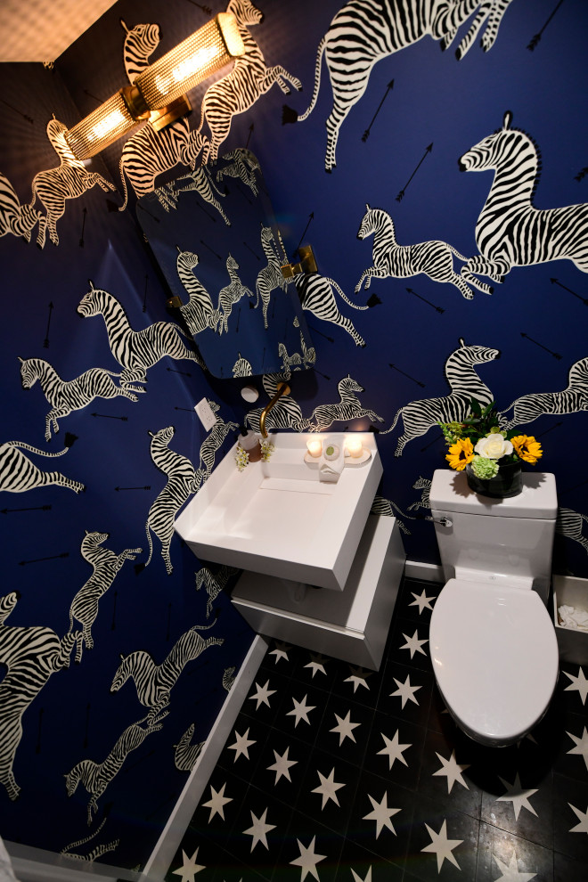 Kleine Moderne Gästetoilette mit offenen Schränken, weißen Schränken, Toilette mit Aufsatzspülkasten, Mosaik-Bodenfliesen, Unterbauwaschbecken, Granit-Waschbecken/Waschtisch, schwarzem Boden, weißer Waschtischplatte, freistehendem Waschtisch, Kassettendecke und Tapetenwänden in Boston